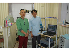 秋野太作さんに診療室の器械やシステムを紹介しました。